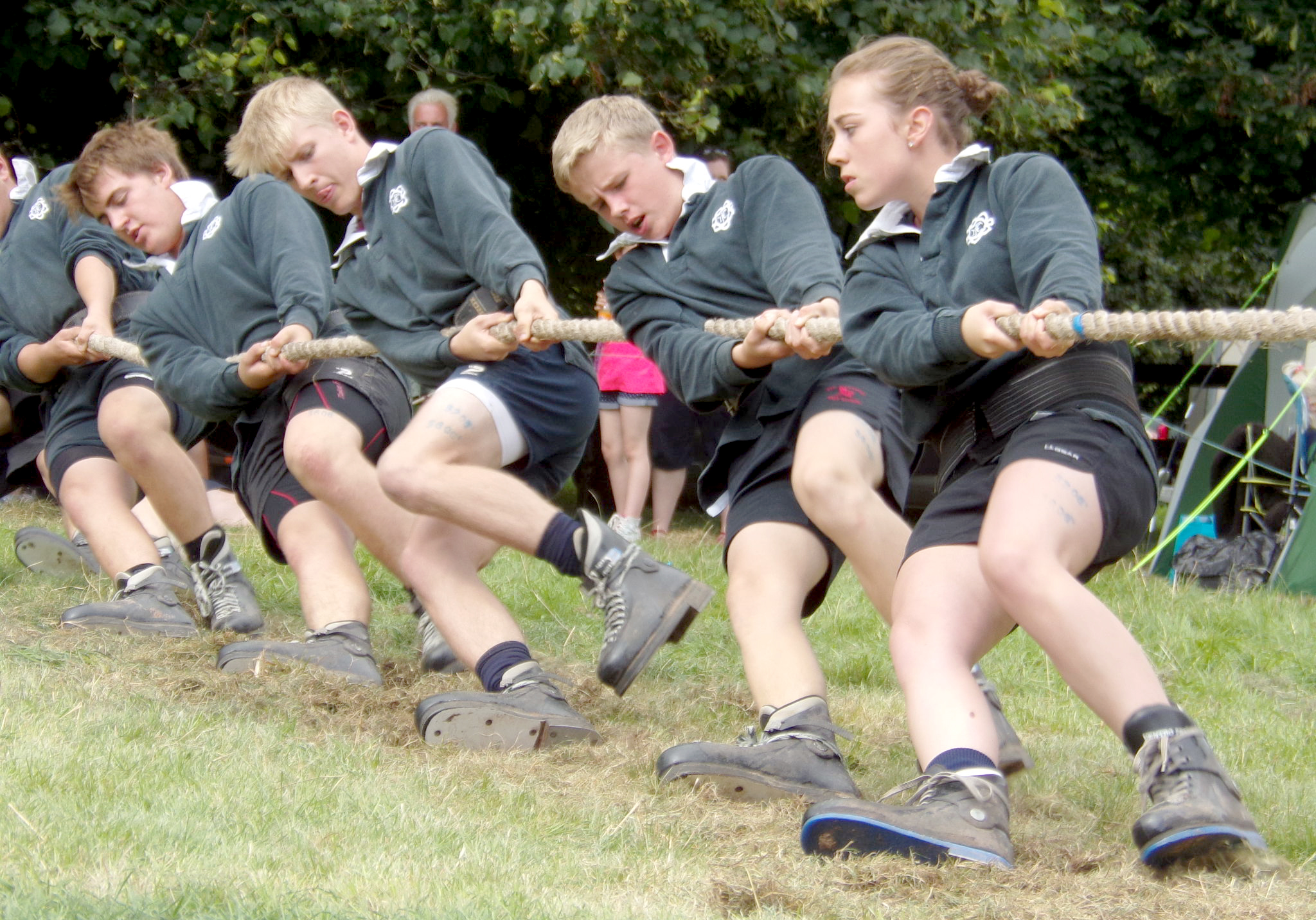 how many in a tug of war team